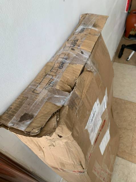 Với tầm này tiền thì có thể chấp nhận được, nhưng các bạn có thể làm tốt hơn bằng cách đóng gói tốt hơn để tránh những sưt mẻ ở các góc như hình, gói bọc bỉ ẩm, bàn bị dính bụi nhiều. Nói chung không hài lòng cho lắm