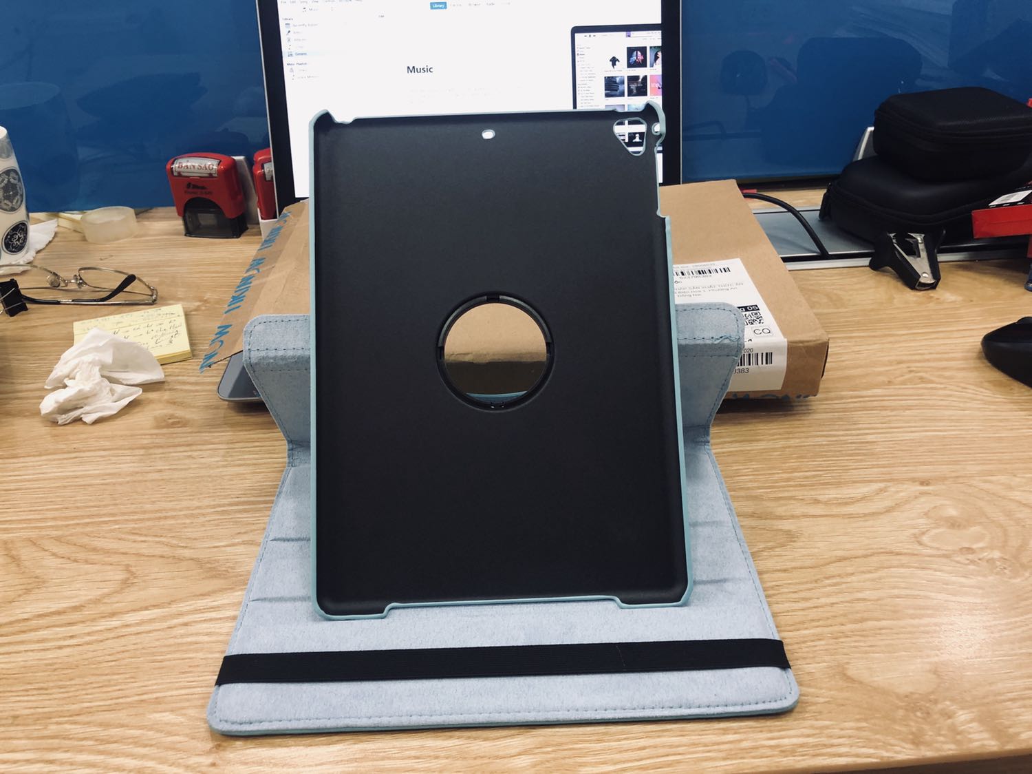 Sản phẩm tốt, vừa với iPad Air, dù phần nhựa làm hơi bị cứng, không chống shock được mà còn có thể làm trầy máy. Tuy nhiên với giá này thì không thể đòi hỏi nhiều. Xoay 360 độ và có thể để máy đứng chiều dọc. Cám ơn Tiki!