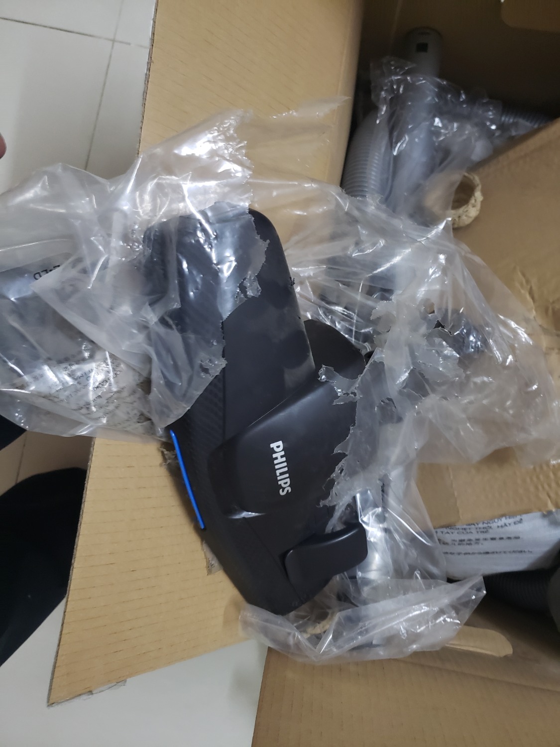 minh đặt 1 máy hut Deerma 700 thì đơn phương huỷ đơn đặt lại cái này thì hàng như hình, h phải đợi 3-5 ngày mới xử lý, mình mua mang về cho gia đình ở quê. mà như thế này cảm thấy thất vọng quá. mình sử dụng tiki mấy năm nay mà h cảm thấy ko hài lòng lắm.