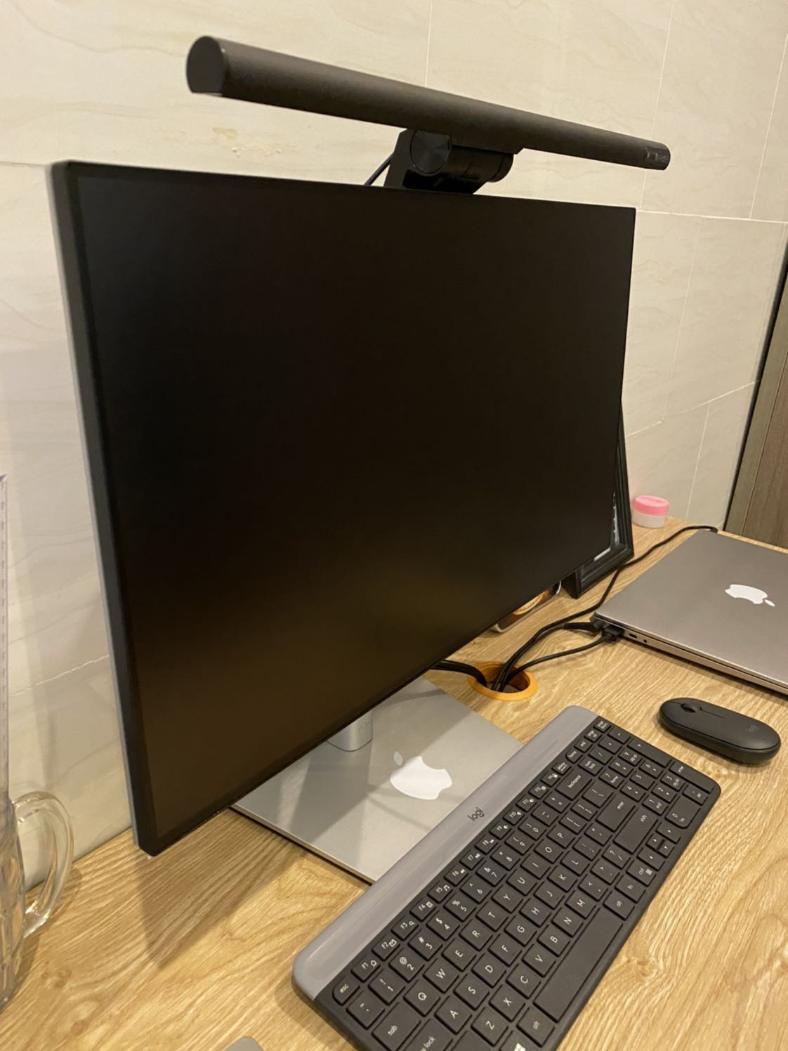 Ánh sáng vừa đủ ko quá sáng. Nhưng nếu điều chỉnh sáng thêm đc chút nữa thì quá tốt. Do màn hình tràn viền nền phần kẹp vào màn hình ko thể kẹp đc vì sẽ bị cấn vào màn hình. Mình phải dùng keo 3M để dán cố định. Sản phẩm ổn với giá cả.