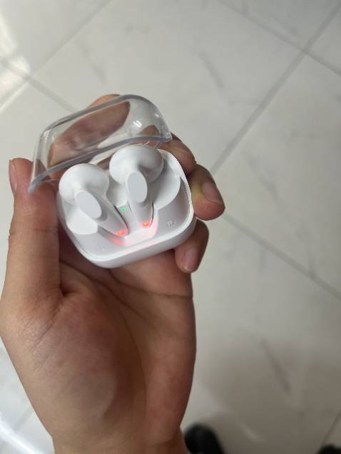 Tai nghe đẹp quá, dùng mấy hôm rồi nhưng vẫn mượt. Nhỏ nhắn nhưng pin đc lâu, có lần mình đeo cỡ 3 tiếng liên tục nhưng vẫn còn pin.
Về chất âm thì OK, có âm bass, tiếng nhạc êm. Chủ yếu vẫn thích thiết kế nhỏ và nhẹ của tại nghe