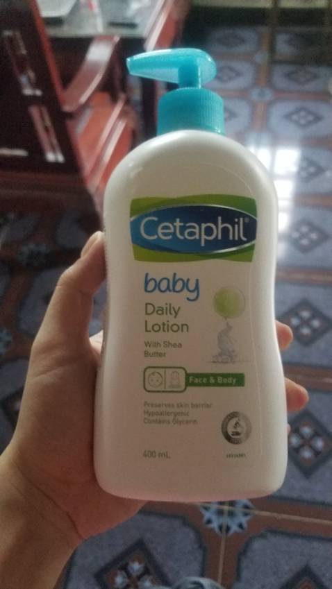 Mình được chị gái giới thiệu kem dưỡng Cetaphil này để dùng cho em bé của mình vì mùa đông da em ý khô lắm, trộm vía lần đầu sử dụng cảm nhận da con mềm mại hơn, và thơm hơn nữa nha.
Hy vọng sản phẩm nay đồng hành cùng em bé của mình dài dài hihi Mình được chị gái giới thiệu kem dưỡng Cetaphil này để dùng cho em bé của mình vì mùa đông da em ý khô lắm, trộm vía lần đầu sử dụng cảm nhận da con mềm mại hơn, và thơm hơn nữa nha.
Hy vọng sản phẩm nay đồng hành cùng em bé của mình dài dài hihi
