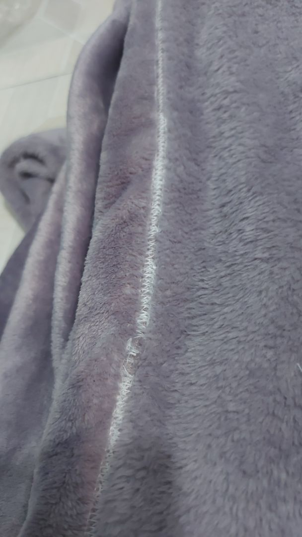 trước mua 1 chiếc mền màu hồng của shop rất đẹp.made in thailan.lần này mua thất vọng shop quá.ko thấy tem nhãn đâu.đứt chỉ,may chắp nối.mỏng te lông thưa vuốt lông rụng ra đầy,sợi lông pha nilon nhiều...video quảng cáo thì mền made in thailan nhưng giao khách hàng chợ may gia công.shop làm ăn kiểu lừa người vậy