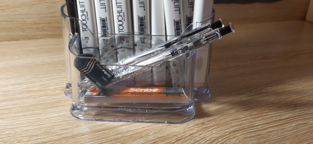 Nhựa trong suốt,có 3 ngăn,đựng được khá nhiều bút
Nhìn thực sự rất ưng❤