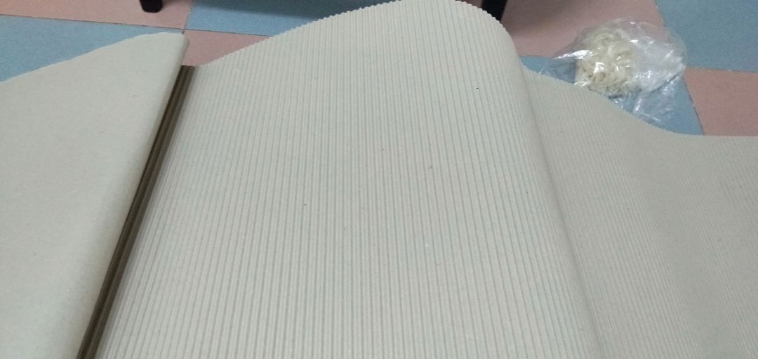 khá hài lòng nha, bao bìa kĩ lưỡng, nhìu lớp keo dán và bao bọc, có các nút bấm khuyên tròn như hình 3 để bảo vệ thêm nz, chất làm bia thì ok, phù hợp khi phóng phi tiêu sẽ k bị sứt hay rớt phi tiêu đi, giống giống gỗ meca, bán kính bự, nói chung là đẹp đoá khá hài lòng nha, bao bìa kĩ lưỡng, nhìu lớp keo dán và bao bọc, có các nút bấm khuyên tròn như hình 3 để bảo vệ thêm nz, chất làm bia thì ok, phù hợp khi phóng phi tiêu sẽ k bị sứt hay rớt phi tiêu đi, giống giống gỗ meca, bán kính bự, nói chung là đẹp đoá