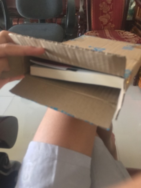 Đóng gói ncc, ko seal nên sách trầy mẹ r, còn bị cong sách ở góc to *** luồn nữa, chống sốc ko biết là có hay ko thấy mỗi tờ giấy để làm gì cũng *** biết, phần bookmark thì trầy hay xước mẹ r nhìn bực mình *** chịu được, nói chung là ko nên mua