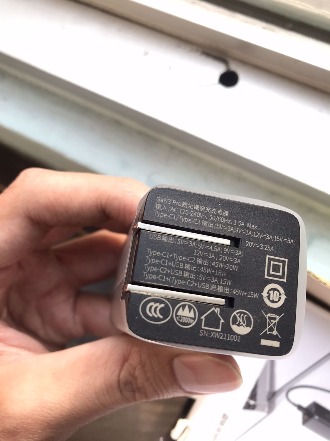 Hộp hơi móp nhưng không sao. Chân sạc có dấu hiệu bị cắm thử ổ điện và nó nổ cái chát nên để lại 2 dấu nám trên đầu chân sạc. Check mã qr code thì đây là hàng chính hảng. Sạc rất mạnh như quảng cáo. Nói chung là được. 
Vẫn đang chờ hoá đơn VAT của shop.