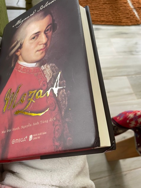 Giao sách bị móp méo, xước hết sách. Khiến cho trải nghiệm bị ảnh hưởng nhiều. Sách hay mà k còn được chỉn chu. Tiki và nhà bán cần lưu ý