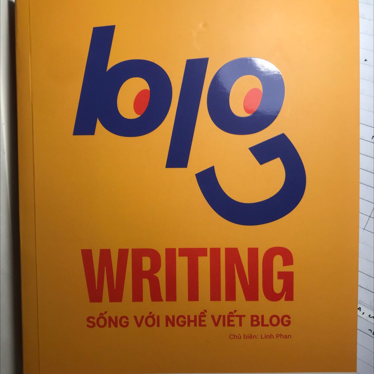 Mình thấy sách khá hữu dụng với những bạn có ý định tập trung vào viết blog và coi nó như nghề kiếm sống. Sách trình bày cực kì đẹp mắt luôn, sử dụng khá tốt phần hình ảnh để giúp người đọc hình dung rõ ràng hơn về nội dung và cũng giúp sách thêm phong phú nữa. 
Các chuyên mục trong sách hỗ trợ khá tốt trong việc khắc phục các vấn đề mình gặp phải khi mới mở blog. Cái này tuỳ từng bạn áo dụng như nào thôi nhe, nhưng mà với mình thì đây là một cuốn sách khá đáng tiền mua.