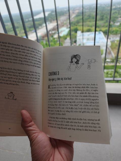 Một quyển sách rất hay, tác giả dẫn dắt mọi người như thể đó chỉ là những hoạt động hằng ngày, mà trong những hoạt động hằng ngày đó hóa học luôn hiện diện, phản ứng luôn xảy ra. 
 - Quyển sách này dành cho ai: Cho tất cả mọi người. Mỗi đối tượng đọc giả sẽ có những cảm thụ nông sâu về kiến thức của quyển sách này. Tuy nhiên ngay cả khi bạn không hiểu được 100% kiến thức hóa của quyển sách thì kiến thức được cung cấp cũng đủ làm bạn thấy wow. Còn đối với người thích hóa hoặc dân hóa thì đây lại là một quyển sách giúp ôn lại những kiến thức và lý giải nó thấu triệt hơn.