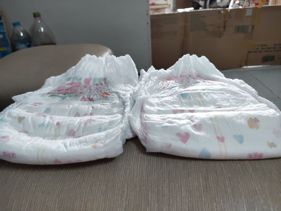Ngày in trên bao bì là tháng 6/2021 nhưng bao bì nhìn cũ, bụi. Miếng tã mỏng và nhỏ hơn so với tã cũ cùng hiệu, cùng loại, cùng size bé đang dùng.
