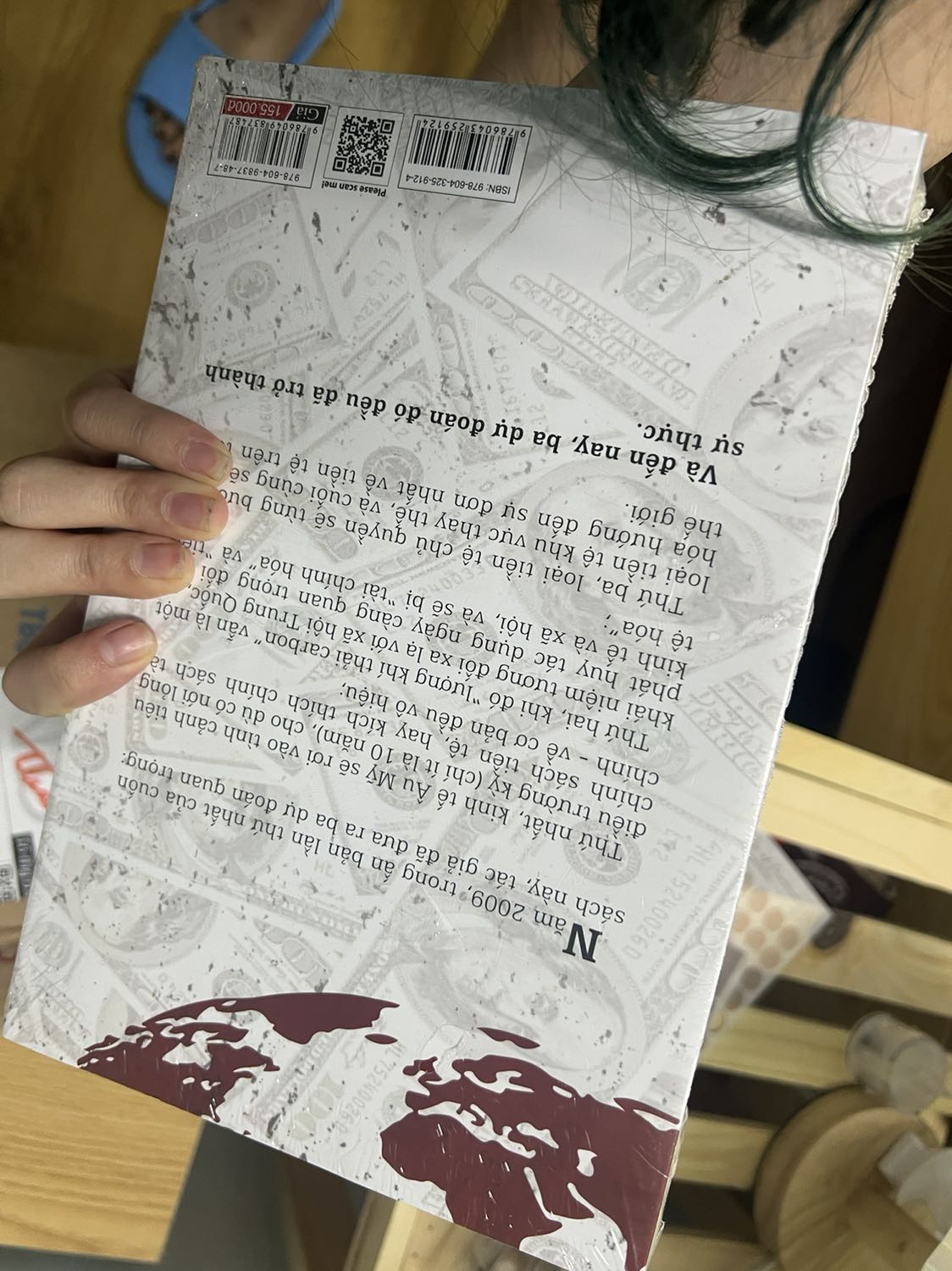 Giao hàng nhanh, bọc hàng cẩn thận lắm nha. Mình chưa đọc nhưng thấy review khá hay