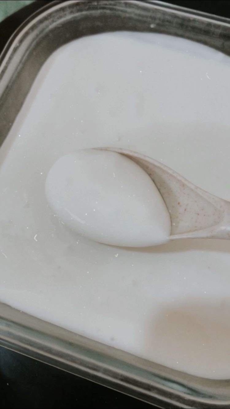 Giao hàng siêu nhanh.
Máy đẹp, nhỏ gọn.
Mình làm sữa chua theo công thức của bạn femi trên instagram: 1 lít sữa tươi trộn đều với 1 hộp sữa chua cái, ủ 8-10 tiếng.
Mục đích của mình là làm sữa chua Hy Lạp nên mình cho vào cốc lọc 8-10 tiếng nữa.
Thành phẩm rất ưng ý, sữa chua sệt sệt, không bị quá ướt, ăn với granola siêu hợp;'ai thích đặc hơn nữa thì lọc lâu hơn chút.
Cốc lọc mình mua trên ***, cốc lọc này vừa in với cốc làm sữa chua của máy nên ko phải mua thêm bình hứng nước whey.
Nước whey sau khi lọc có thể uống trực tiếp rất ngon, thay cho sữa chua uống. Giao hàng siêu nhanh.
Máy đẹp, nhỏ gọn.
Mình làm sữa chua theo công thức của bạn femi trên instagram: 1 lít sữa tươi trộn đều với 1 hộp sữa chua cái, ủ 8-10 tiếng.
Mục đích của mình là làm sữa chua Hy Lạp nên mình cho vào cốc lọc 8-10 tiếng nữa.
Thành phẩm rất ưng ý, sữa chua sệt sệt, không bị quá ướt, ăn với granola siêu hợp;'ai thích đặc hơn nữa thì lọc lâu hơn chút.
Cốc lọc mình mua trên ***, cốc lọc này vừa in với cốc làm sữa chua của máy nên ko phải mua thêm bình hứng nước whey.
Nước whey sau khi lọc có thể uống trực tiếp rất ngon, thay cho sữa chua uống.