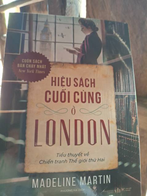 Nội dung sách hấp dẫn, chỉ tiếc là chậm hốt bìa cứng về nên thành ra lỡ tay đặt luôn bìa mềm.
Nếu có bìa cứng cuốn này thì mình vẫn muốn đặt mua.