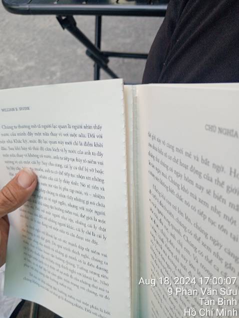 Hôm nhận thấy sách cũ, có người đã đọc trước rồi. Cũng k so đo làm chi. Này đang đọc rớt luôn xấp mười mấy tờ giấy. Có nên chăng đền một cuốn mới 100% k nhỉ,??