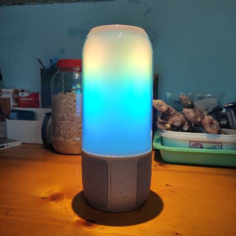 Pin khá lâu, chất âm hay, ấm, đèn loa siêu đẹp, nháy theo nhạc, loa hoàn thiện tốt, giao hàng nhanh chóng, cảm ơn shop nhiều