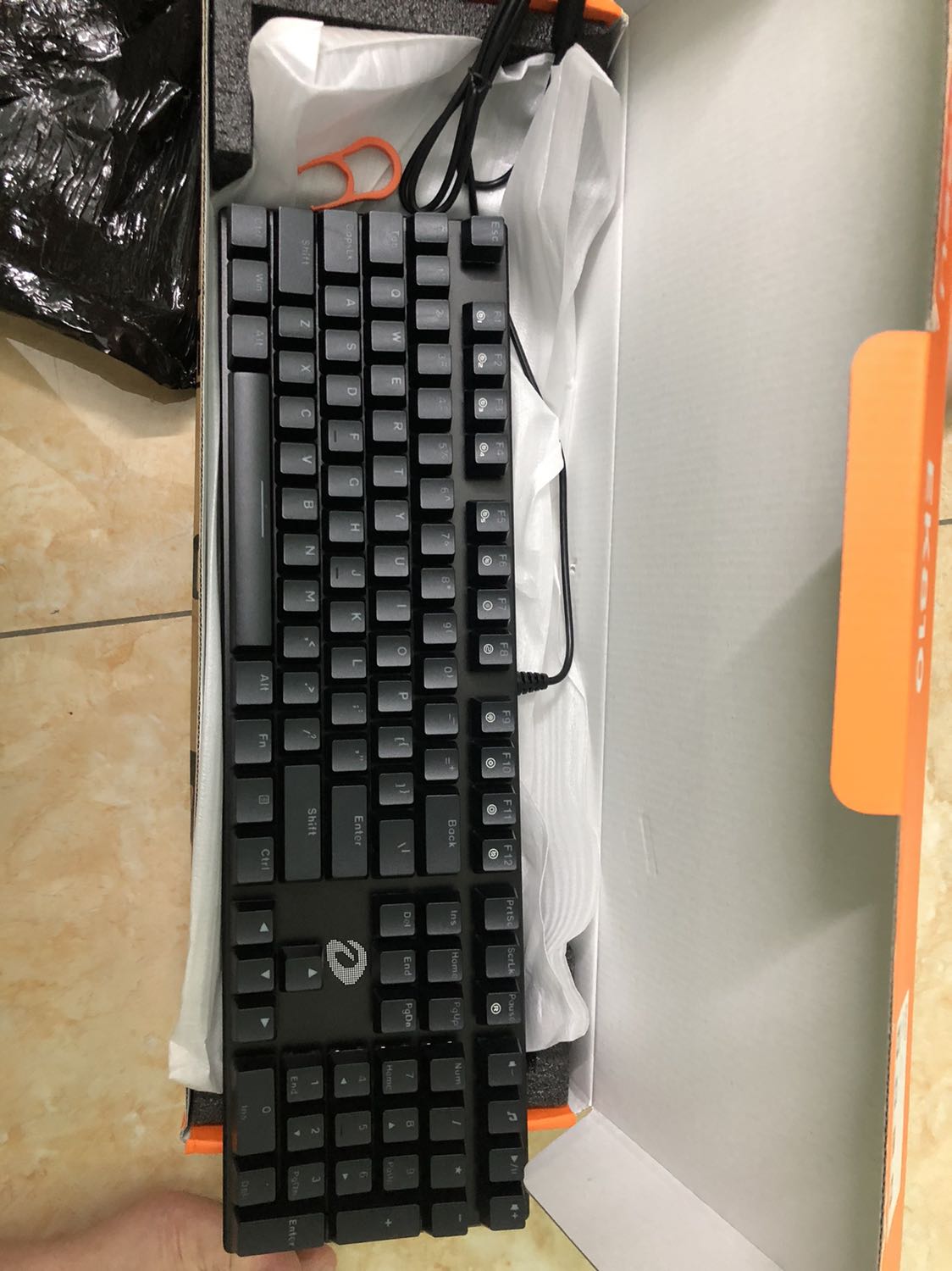 Sản phẩm mới, rất đẹp. So với mức giá thỳ rất ok. 
Chỉ có điều đã đặt loại không tiếng rồi nhưng gõ vẫn kêu tạch tạch. Mới đầu cứ tưởng là bàn phím tiêu âm.
Nói chung ổn. Anh em nên nào ko làm văn phòng thỳ mua được. Còn làm ở văn phòng dùng con này thỳ vẫn hơi ồn!😄