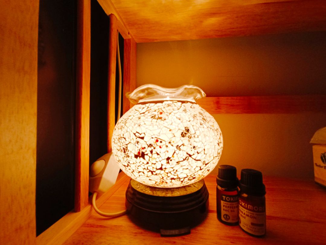 Tinh dầu sả chanh mùi hơi khá so với các loại trước mình mua. Mới ngửi sẽ thấy hơi nồng, nhưng xông lên mùi xịn lắm, cả cái phòng như cái spa :)) Mùi này là đặc trưng và phổ biến nhất rồi, mùa lạnh dùng rất hợp. Mình hay mix chung với vỏ quế để dung hòa 2 mùi, khá là ưng