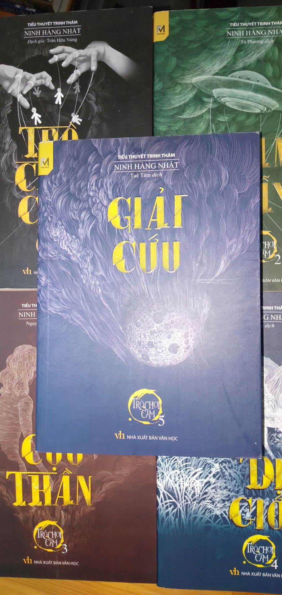 Sách khá là cũ. Nhưng với giá giảm hơn 50% thì cũng khá ok. Series này của Ninh Hàng Nhất có tổng cộng 5 tập, nội dung khá ổn ☺️