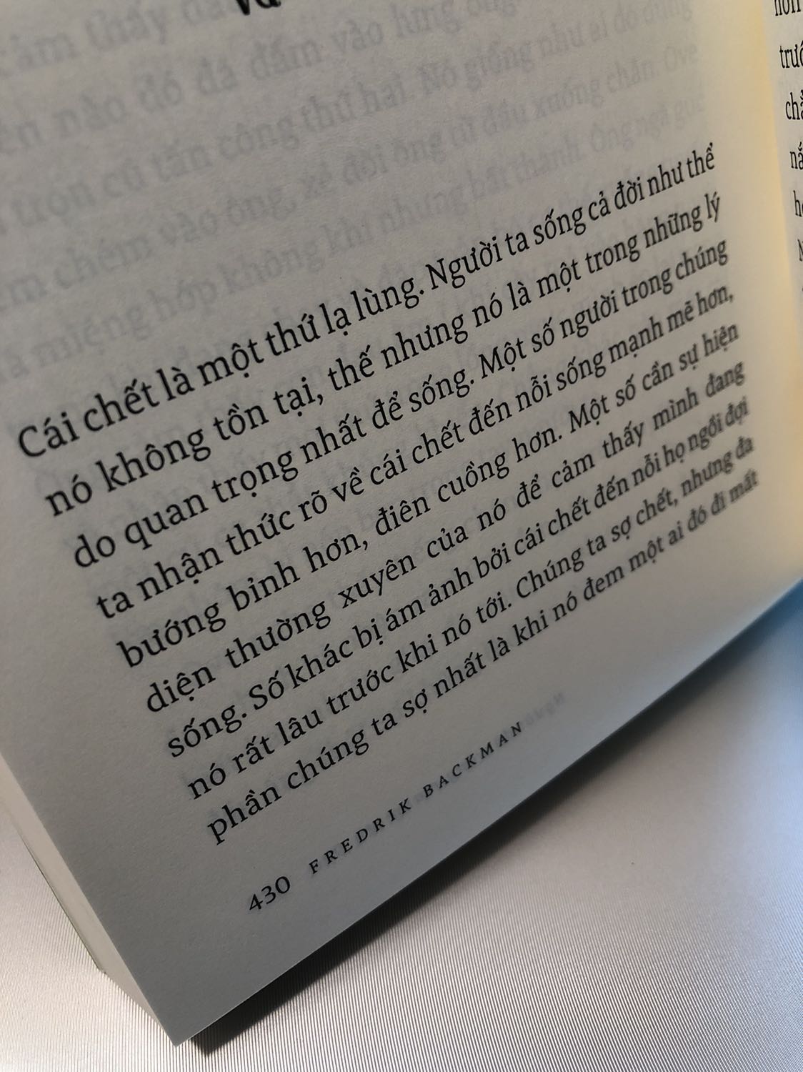 Sách đẹp, gói rất kĩ, giầy mịn và thơm đúng kiểu mà mình yêu thích từ bé đến giờ. Mình chỉ đọc được một chút xíu nên không dám nhận xét đến nội dung cả cuốn sách, nhưng về những trang đầu mà mình đã đọc thì tính cách nhân vật được miêu tả rất rõ ràng, mạch lạc, người đọc như bị cuốn vào câu chuyện. Dịch giả Hoàng Anh dịch khá hấp dẫn, khiến mình tò mò không biết bản gốc thì như thế nào. Mọi người nên mua nhé!