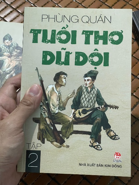 Đơn vị giao hàng nhanh, riêng bên Tiki hỗ trợ đổi sản phẩm khi sản phẩm bị lỗi, đã khiến mình cực kì hài lòng. Sẽ mãi ủng hộ nền tảng Tiki. 
Tuổi thơ dữ dội của tác giả Phùng Quán. Đây là một tác phẩm nói về chủ đề chiến tranh tại Việt Nam, trong giai đoạn chống lại thực dân Pháp. Xuyên suốt câu chuyện là hành trình của các bạn nhỏ tham gia vào Vệ Quốc Đoàn, trong đội Thiếu niên trinh sát. Thông qua tác phẩm chúng ta có thể phần nào đó hiểu được sự khốc liệt của chiến tranh, những hi sinh lớn lao của biết bao thế hệ đi trước. Tất cả vỉ một mục tiêu chung “Quyết tử cho Tổ quốc quyết sinh”. Cảm ơn tác giả đã viết nên tác phẩm để cho các thế hệ sau này có thể hiểu được hoà bình ngày nay là công lao to lớn của thế hệ đi trước đã hi sinh.