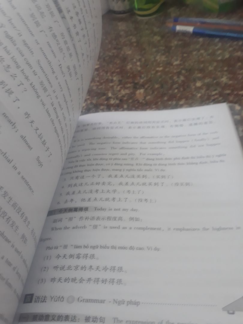 nhìn thấy nhiều review sách này bung gáy hông tốt nên mình cũng nghi ngại, mà mua về mê thực sự luôn. Không bị lem chữ, gáy sách chắc chắn, có chú giải tiếng anh vs tiếng việt và cả phần hán việt của từ luôn. Anh giao hàng rất thân thiện. mình ở cần thơ đặt hồi tối mà sáng 9h là có rồi. :v có 114k thôi trong khi giá bìa là 95k mỗi cuốn rồi, tính ra photo vừa nặng vừa dày lại chẳng hời bao nhiêu, thêm có 20k là có sách gốc vừa tiện vừa đẹp lại ủng hộ bản quyền sách nữa.