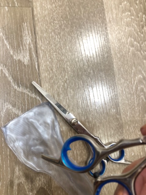 Kéo bén. Giao nhanh 2h. Giao đúng sản phẩm đặt. Nhưng phầm đệm xanh của kéo tỉa bị lồi lên nên ma sát đau ngón tay. Đóng gói tốt. Không rỉ sét.