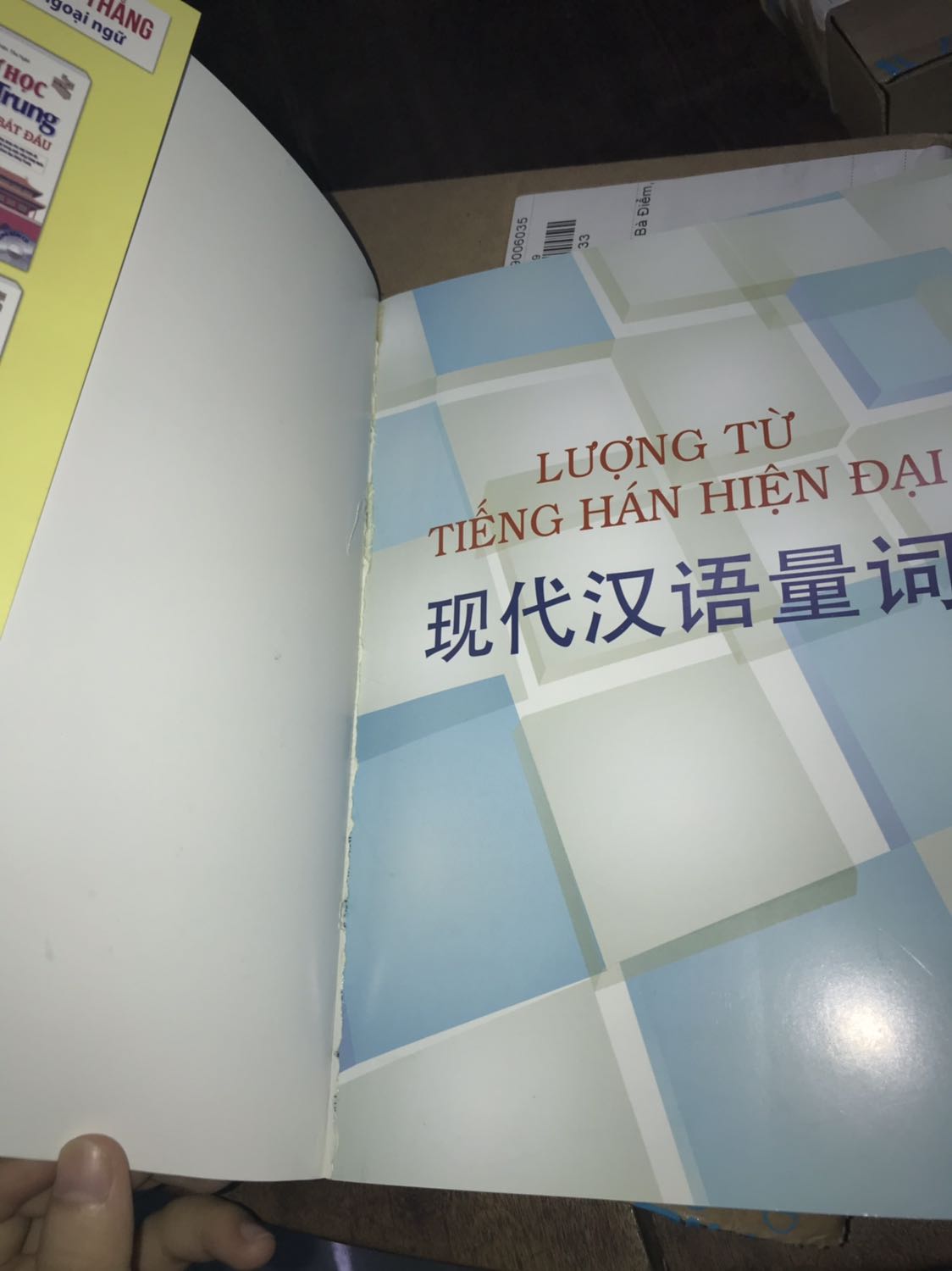 Tiki giao hàng nhanh hơn dự đoán ban đầu lúc đặt hàng. Sách in màu 100%, giấy dày bóng, in đẹp. Sách nặng, đáng tiền. Lượng từ rất hay, ví dụ cụ thể, chi tiết, có hình ảnh kèm theo dễ hiểu, dễ nhớ. Học lượng từ qua tranh, hơn 200 lượng từ thông dụng. Đối với tiếng Trung, lượng từ rất quan trọng nhưng lại khó học vì thế có 1 quyển sách tổng hợp nhiều từ như vậy và có hình ảnh màu sắc rất hữu dụng. Sách rất dày, ban đầu không nghĩ lại dày như vậy. Giao hàng rất lịch sự, có nói lời “cảm ơn” với khách hàng.