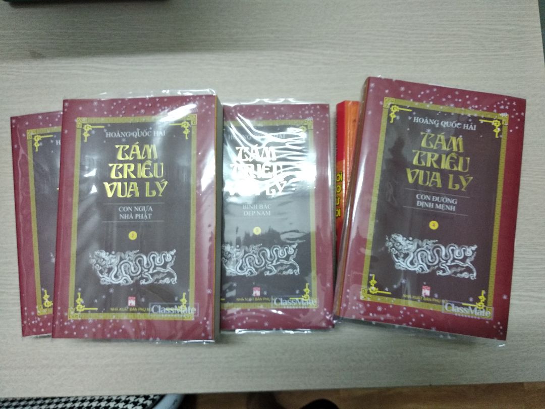 bộ này từ 2017 nên lưu kho chắc cx lâu, khó tránh khỏi ảnh hưởng của thgian và bụi bặm. tuy thế mình vẫn nhận đc sản phẩm rất đẹp từ tiki, ko có gì để chê. dân mình phải biết sử mình, cùng với bộ bão táp triều trần nữa sẽ là những cuốn sách đáng đọc cho tất cả mn khi muốn tìm hiểu về 2 triều đại thịnh trị của nước ta, nhà Lý và nhà Trần. Tuy nhiên mình thấy nội dung ko quá hấp dẫn, tác giả viết dài dòng và lan man, bị lặp nội dung và có nhiều chỗ sai tên nhân vật. Nhưng mà là tp về lịch sử dân tộc thì vẫn nên đọc và ủng hộ nhé mn