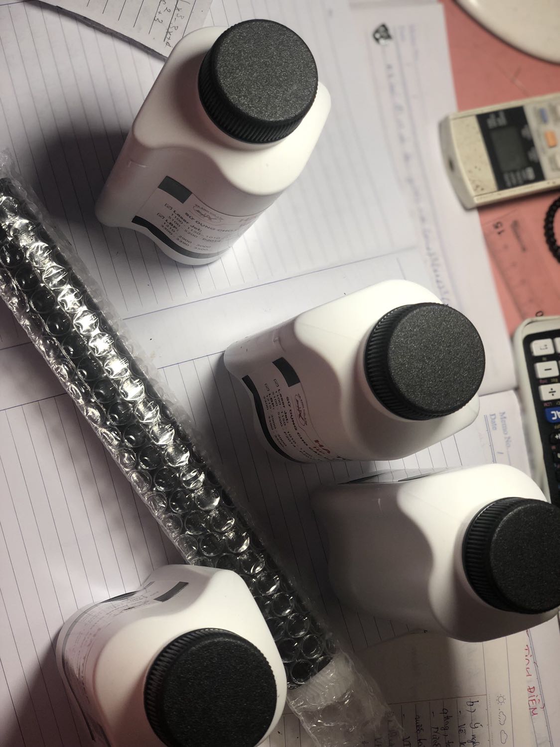 Không hài lòng:
- Không có nút ở ngoài để đưa mực vào hộp mực như hình :(( ( cho mực vào rất khó )
- Drum không vừa hộp mực chính hãng của máy.
-Mực trong hộp bằng một nửa hộp mực ( vừa mở ra)
-Bản in ra mờ.