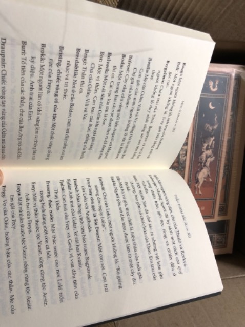 Sách nhỏ gọn, bìa đẹp, giấy đẹp, in ấn đẹp.