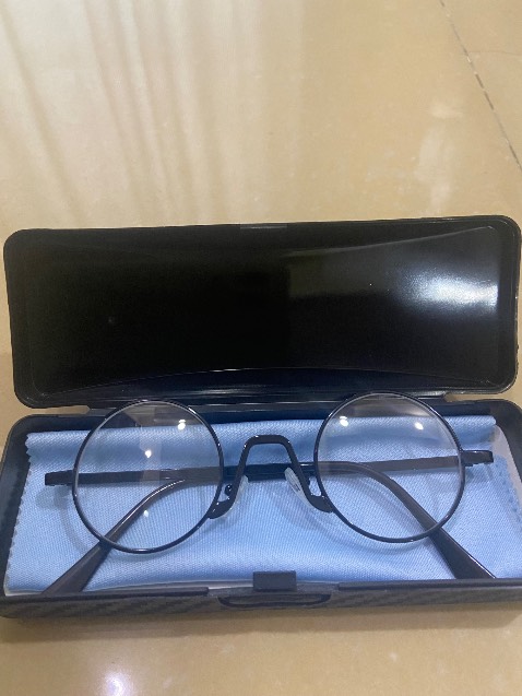 Màu sắc: đen
Giống với hình ảnh mô tả
Tương đối mỏng manh