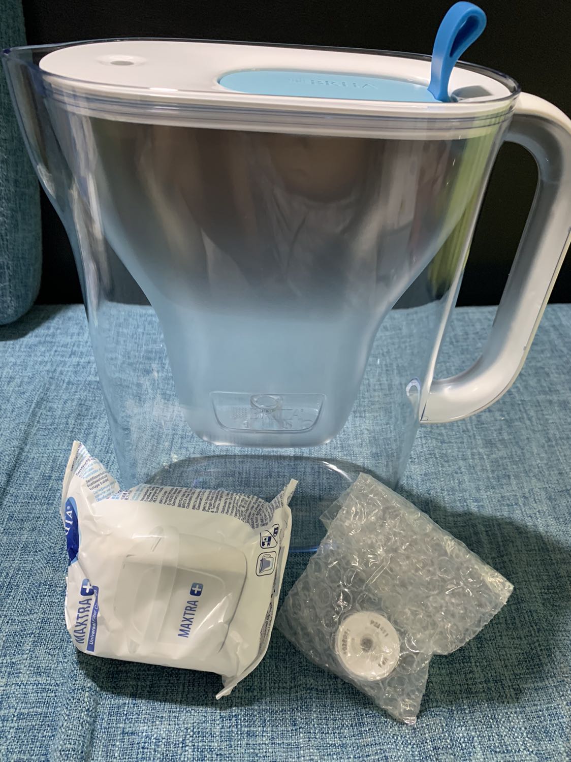 Tôi sử dụng nước máy đun sôi để nguội rồi đua qua bình lọc. Nước uống rất ngon và không có mùi clo của nước máy