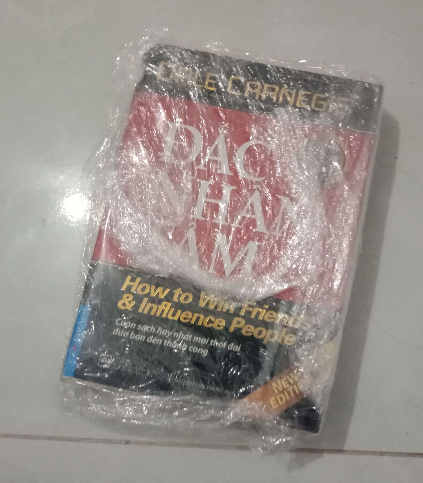 Nội dung không cần phải bàn.
Bao gói hơi kỳ, nhưng sách nguyên vẹn không móp méo trầy xước. Giấy mịn, đường cắt tương đối. 
Bookcare không tỳ vết. 
Hơi có lỗi giấy một chút, nhưng đây là lỗi thường gặp và khá nhỏ nên bỏ qua được.