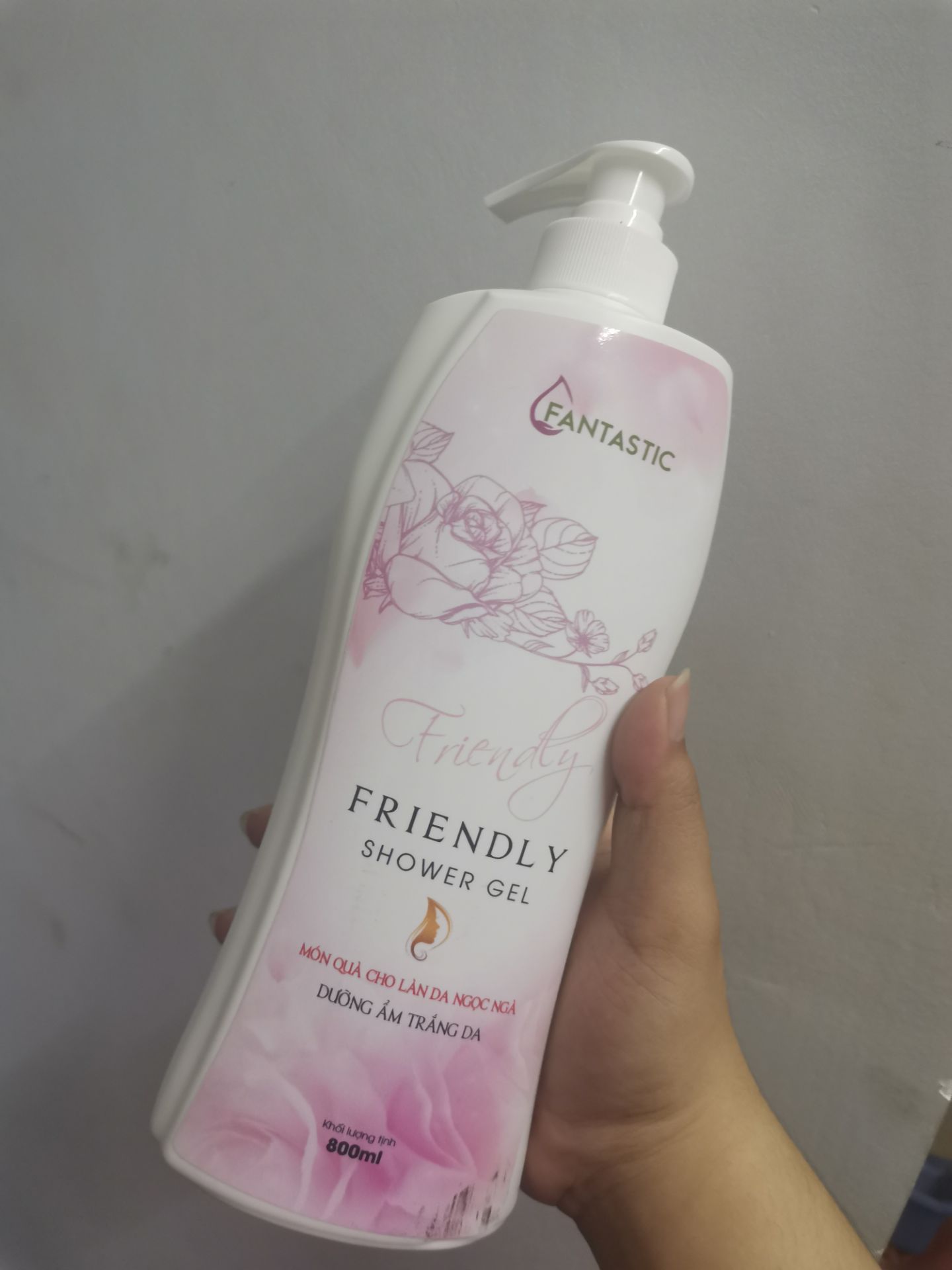 sữa tắm thơm, nhà bán giao nhanh mà mình lại đc tặng kèm nguyên hộp khẩu trang nữa chứ