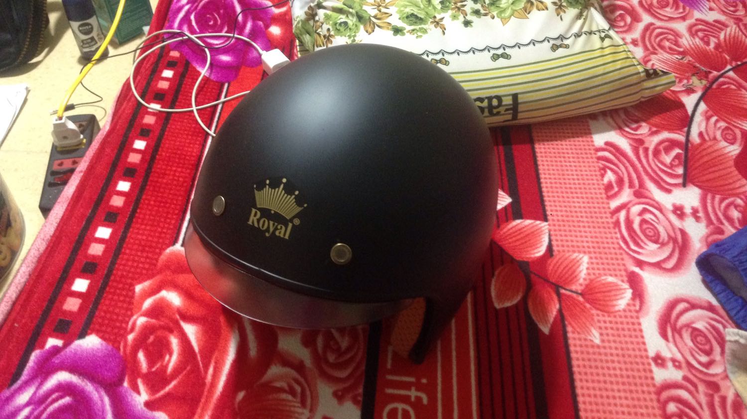 Mũ ổn, kính âm nên rất sạch Sẽ và tiện lợi. Mỗi tội k được đặt size, mình đặt hàng và được giao size L, mình nghĩ mình đội vừa vì mũ fullface mình đội size L vừa. nhưng mũ 3/3 này mình đội size L hơi *** 1 chút nhưng may là k đến nỗi chật. Mùa hè chắc đội thì Sẽ bị nóng