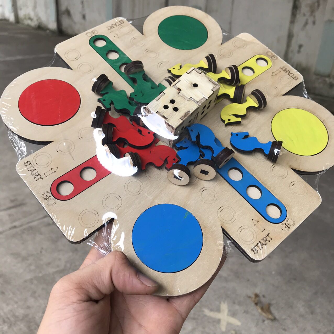 Bộ cờ cá ngựa bằng gỗ này của Benrikids hay ghê í, chất gỗ sờ rất mịn tay, mình thấy sản phẩm được chau chuốt rất tỉ mỉ, nhận được hàng phải chụp ảnh đánh giá ngay, shop bọc sản phẩm đẹp, cẩn thận. Khi nào shop có bộ to hơn, nhất định mình sẽ ủng hộ tiếp. Thanks shop ạ.