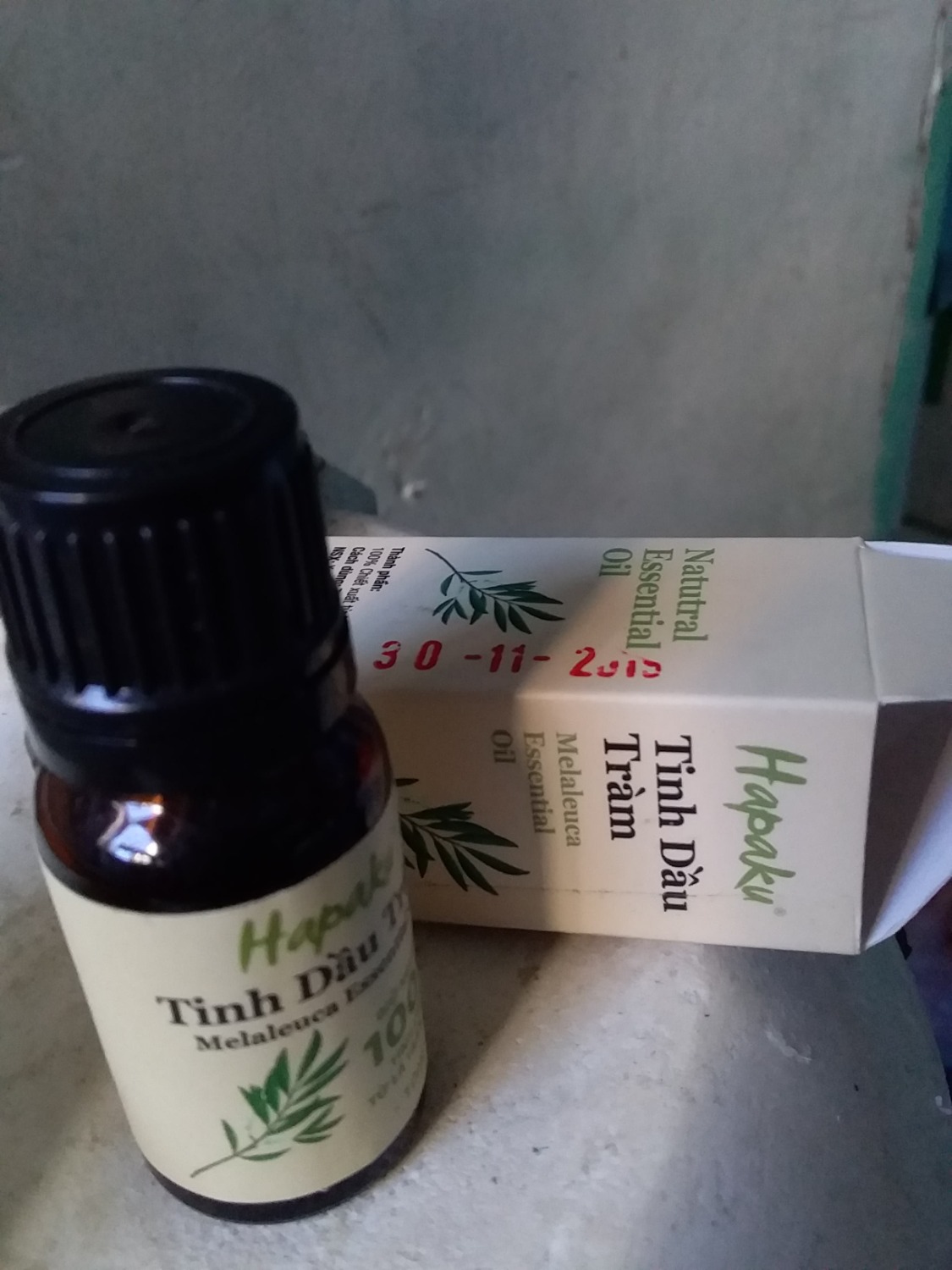 nhận được hàng khá là nhanh vì mình đặt vào lúc cuối tuần và được shop đóng gói cái hộp thiệt lớn lun, sản phẩm bên ngoài mới cầm mở ra là đã thấy có mùi thơm rồi, lúc đầu thấy mùi kh thích lắm chắc do mình mới lần đầu được biết vị tràm, hàng có tem chống giả và đóng gói khá chắc, mở hộp ra thì hơi bị bất ngờ vì mùi nhẹ, dễ chịu, có thể bị nghiền nữa ah, e hay lấy ra ngửi để cảm nhận , cảm giác sp đúng như shop mô tả hoàn toàn từ thiên nhiên, cho shop 5 sao về chất lượng và chị chủ shop thân thiện, tư vấn nhiệt tình lắm ah. do nhà e kh có máy phun tinh dầu, nếu được sẽ dùng thử xem sao, sẽ trải nghiệm thêm sp và ủng hộ shop ah.