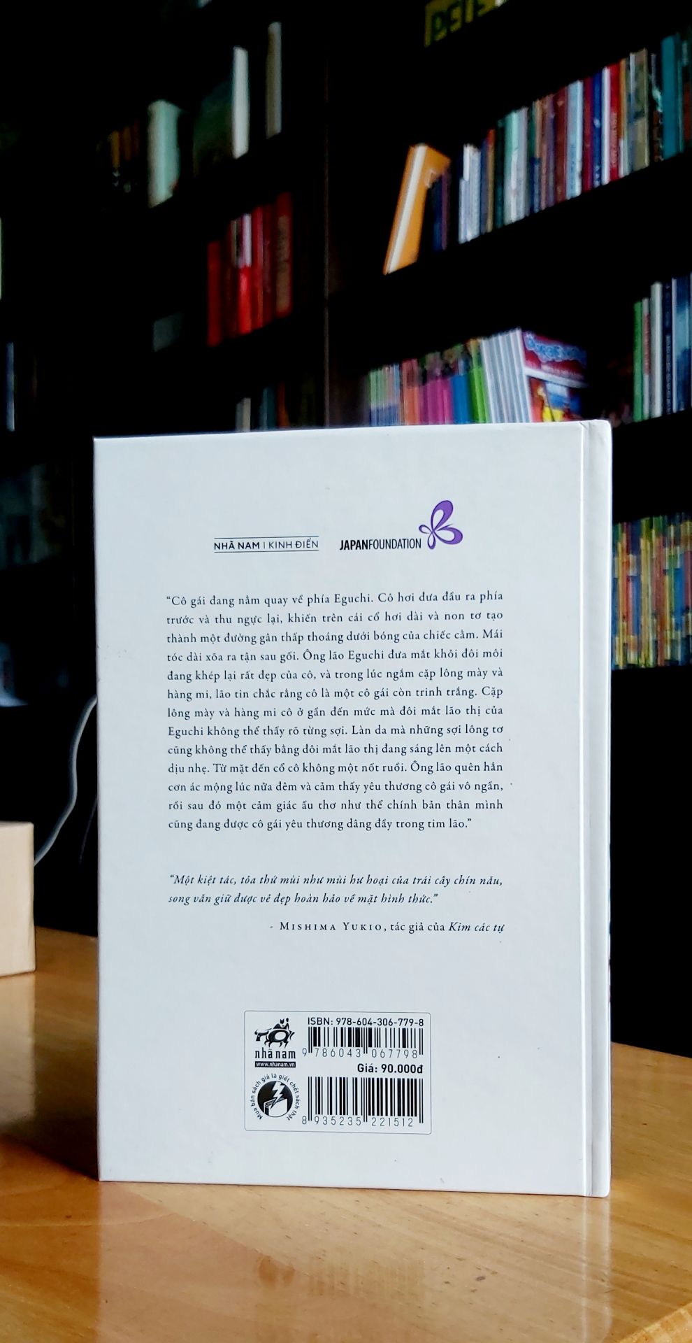 "Một kiệt tác, toả thứ mùi như mùi hư hoại của trái cây chín nâ, song vẫn giữ được vẻ đẹp hoàn hảo về mặt hình thức." - Mishima Yukio.
Sách nhỏ gọn. Thiết kế giản dị. Sách bìa cưng như một cuốn sổ tay. 
Dịch vụ Tiki tiện ích. Đóng hộp cẩn thận, giao hàng nhanh. Nhân viên thân thiện. Thanks!