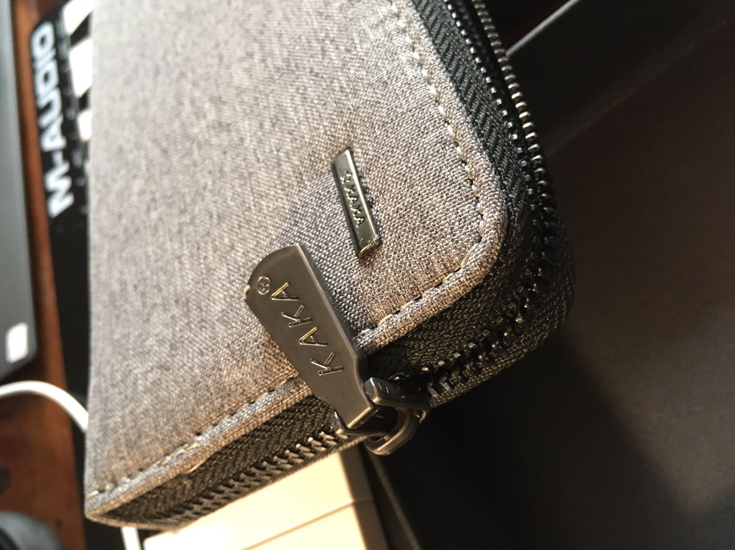 Tuyệt, ví cứng cáp, vải dày, có lớp mút bên trong, khoá kéo to và bằng kim loại có vẻ rất bền, bên trong nhiều ngăn như hình, trước có dùng Balô của hãng KaKa này, cũng rất ưng ý.