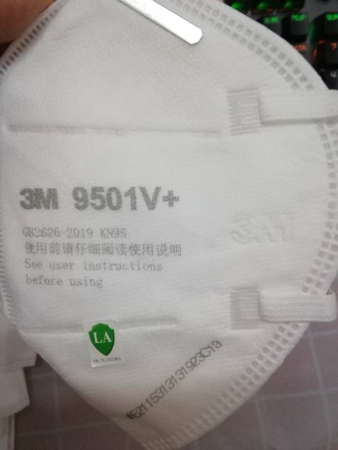 Đặt hàng hơn 40 ngày mới nhận được hàng.
Khi nhận được hàng thì tôi thấy đây không phải hàng chính hãng của 3M.  Trước đây tôi đã dùng sản phẩm này mua trực tiếp ở nhà phân phối chính hãng tại Việt Nam với giá tương tự. Hàng chính hãng có logo chìm rõ nét, chữ trên khẩu trang cũng rõ nét hơn chứ không mờ thế này.
Quá thất vọng với Tiki vì bán hàng không chính hãng, tôi muốn hoàn tiền sản phẩm này.