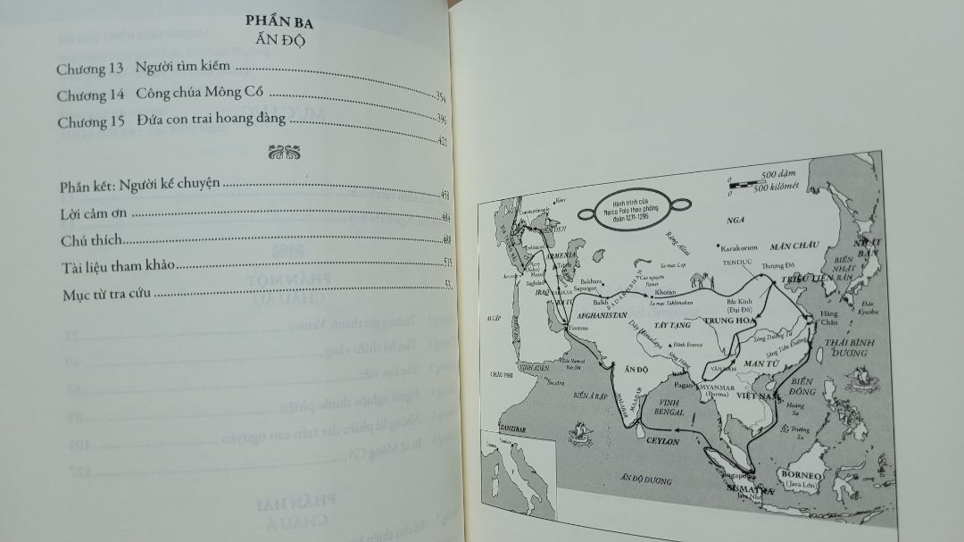 Sách bị dính giấy quá nhiều, ngoài những hình bên dưới còn không dưới chục trang bị dính, hộp rách toác rất tệ. 
 
Sách đi từ bối cảnh của Venice nơi Marco Polo khởi hành, đến Thượng Đô (thủ đô mùa hè) của Đế quốc Mông Cổ, với giọng văn của một nhà nghiên cứu - rất giống những chương trình khoa học lịch sử, địa lý trên Planet Earth, thỉnh thoảng vẫn có góc nhìn của vài nhân vật chính, nhưng chủ yếu vẫn dựa vào những tư liệu nghiên cứu sẵn có để khám phá nhiều khía cạnh của hoàng cung và cuộc sống xã hội trong Đế quốc Mông Cổ - Đại Nguyên.