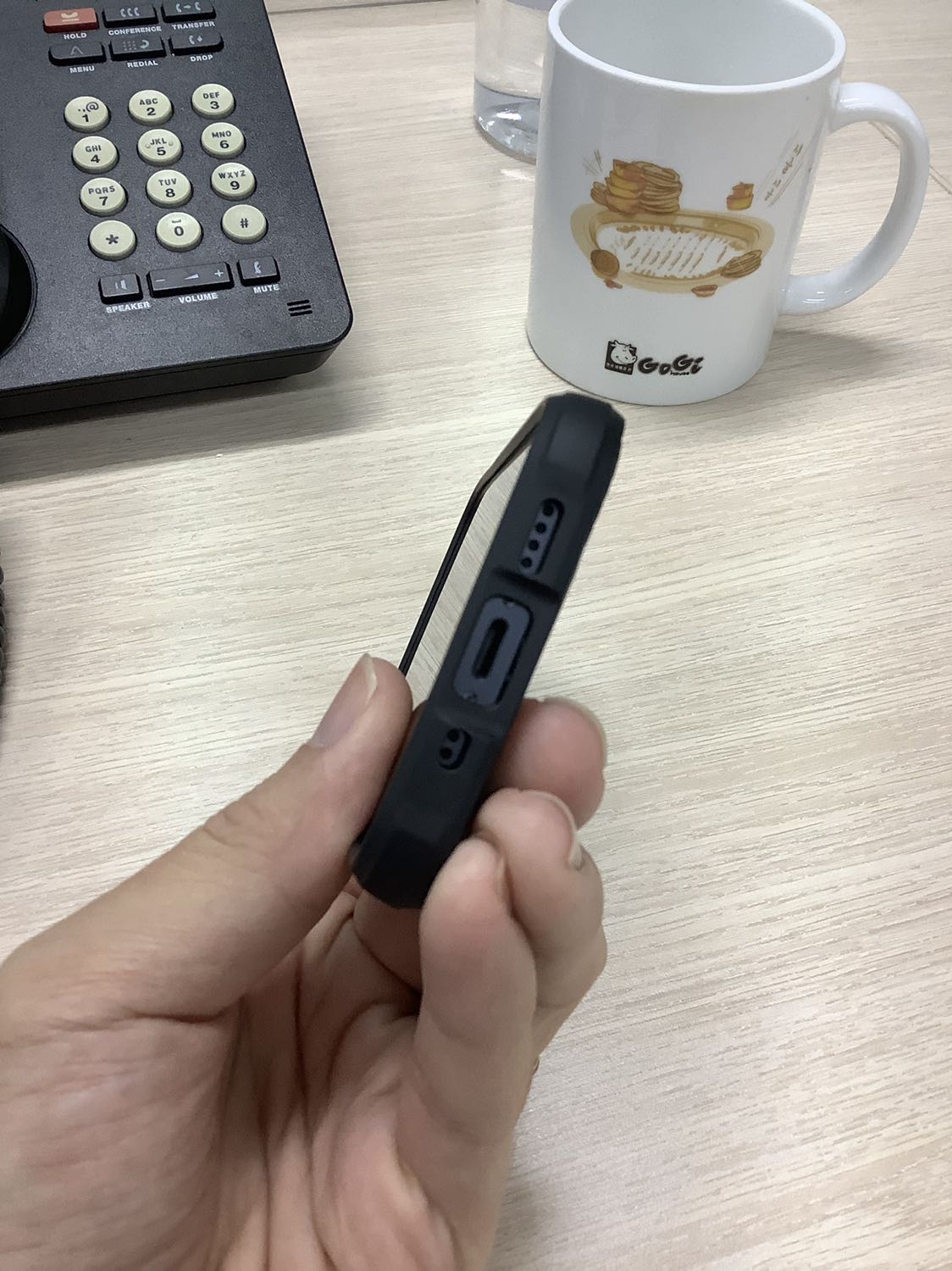 Dù được quảng cáo là mỏng nhưng ốp thực tế khá dày, hoàn thiện trung bình (điểm viền bo cạnh dưới máy hơi hở nhẹ). 4 góc làm nhô cao để giảm chấn tốt hơn. Nắp che camera hoạt động khá hiệu quả.
Mình vẫn thích Spigen hơn, hoàn thiện cực tốt.
Tạm hài lòng.