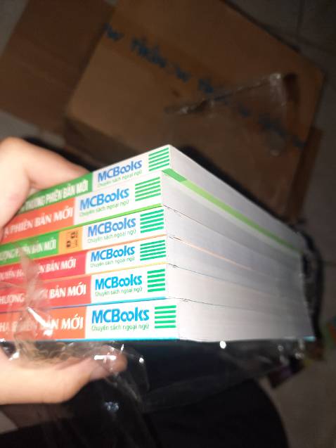 Tiki đợt này giao thùng hàng móp méo quá tr :))) cuốn Hán 3 bị gãy góc như hình. Mặc khác là giao hàng nhanh, đúng hẹn. 5 cuốn đủ bộ, mỗi cuốn còn có mã QR hỗ trợ tự học. Đã học gần hết cuốn 1 qua file pdf, giờ có sách rồi cày thui 😁 chúc các bạn mua sách và cả bản thân mình đạt được thành tích tiếng trung ưng ý nha 😘