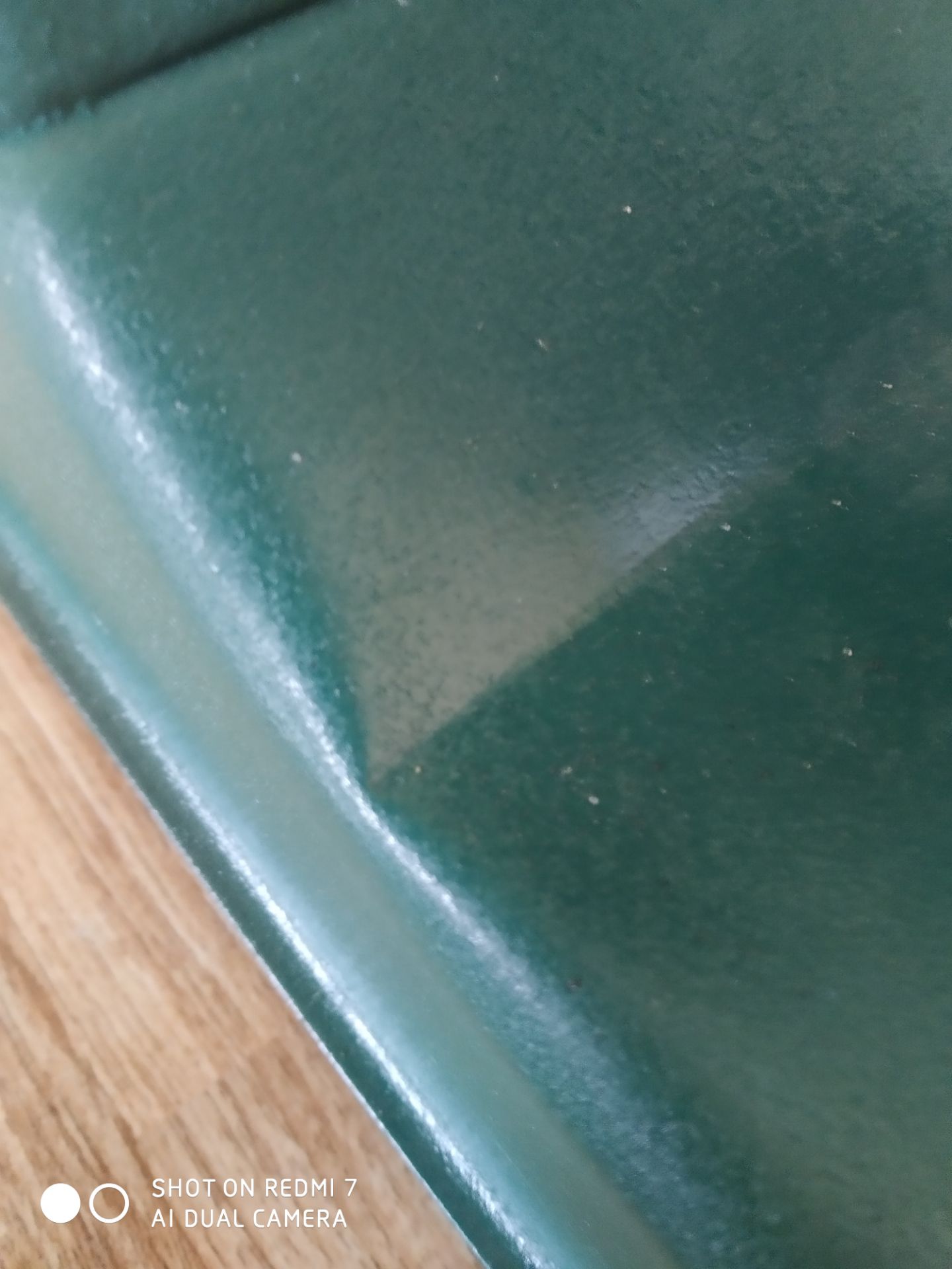 mua lần đầu thấy giới thiệu là hàng chính hãng đặt đắt tiền hơn trang khác nhưng thật thất vọng, vì là hàng nhái ,tem là tem dán ,dán cũng không thẳng , máy chạy kêu to ,lọc cọc , lộc cộc ,đĩa cắt như và vào chắn bảo vệ , như bị rơ bi , quấn dây nhôm hay đồng thì chưa kịp kiểm tra , vận chuyển hàng thì móp méo trầy xước ,mua lần đầu mà thất vọng, không biết có được bao lâu