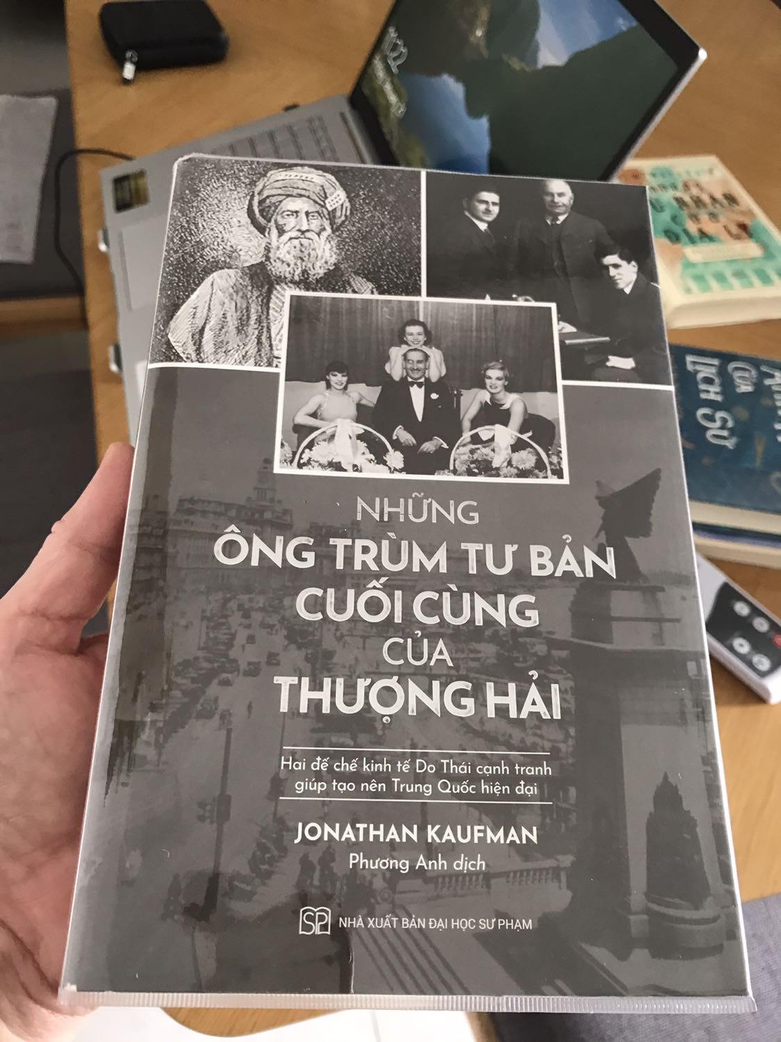 Tiki giao sách đóng gói và bọc BookCare tốt. Sách giao đúng hẹn.