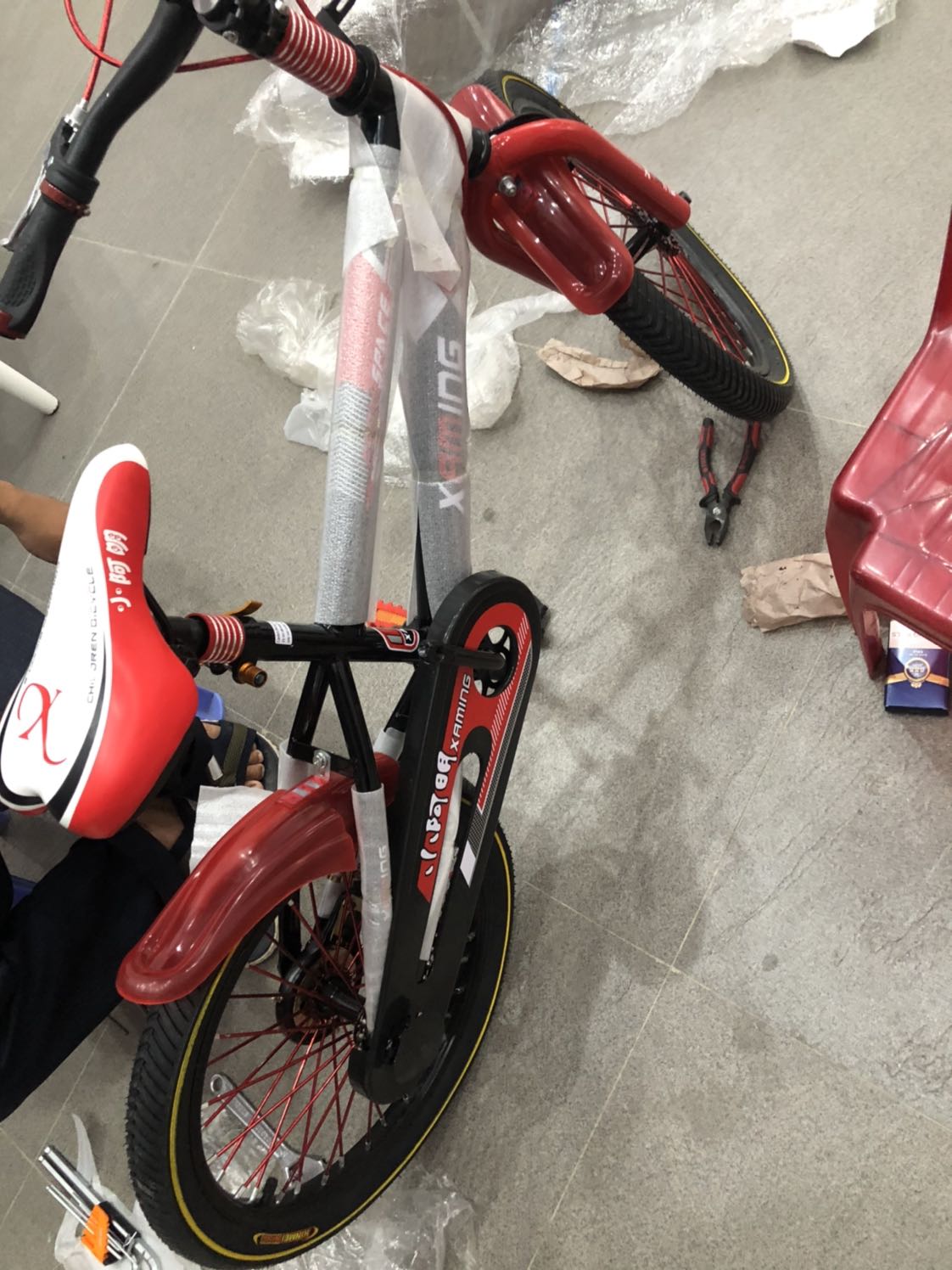 Thùng hàng cũ kỹ, bên trong không có hướng dẫn lắp ráp, để khách hàng tự mò, không có dụng cụ lắp, còn thiếu mất 2 bánh phụ, gọi tổng đài 2 lần mà chưa thấy giải quyết, nói gửi *** mà kiểm tra hoài chả thấy *** đâu.