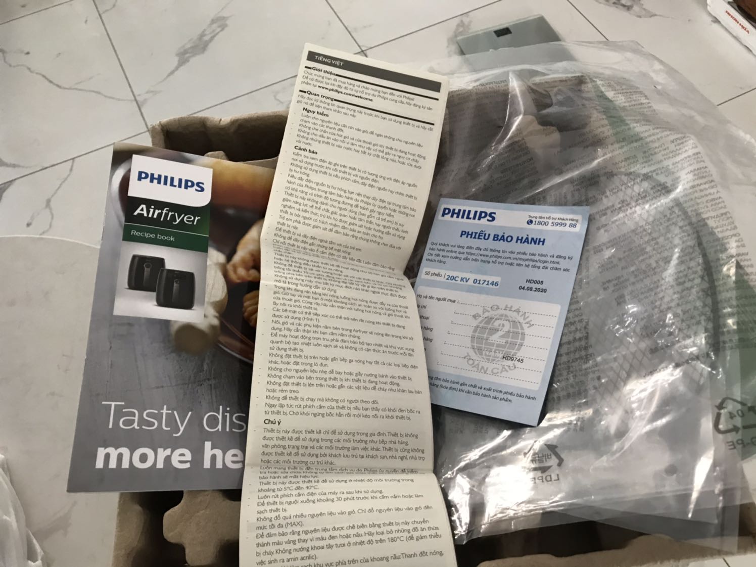 Sản phẩm okey, nhận được hàng chính hãng, có phiếu bảo hành đầy đủ, hướng dẫn kèm theo có 5 ngôn ngữ
Khay chiên nhỏ nhưng tổng thể nồi cũng khá to (bằng nồi cơm điện)
Chức năng chiên không dầu cơ bản của nồi này cũng không quá nổi trội so với các thương hiệu khác, được cái vệ sinh dễ dàng và độ hoàn thiện sp Phillip nhìn okey.