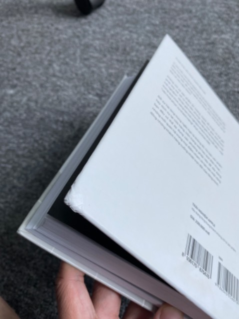 Nội dung khá ổn, chuyên về mảng bán lẻ Apple Store chứ không phải phát triển sản phẩm hay design.
Sách giao bị móp góc tí