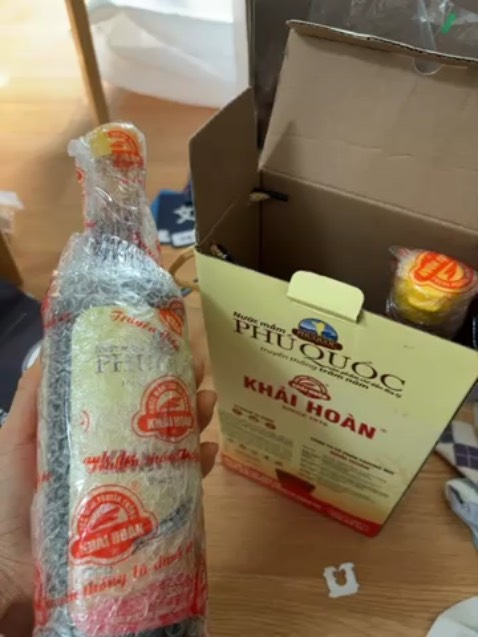 M ở hàn mà k tìm được sản phẩm của khải hoàn để mua, toàn nam ngư gì thôi à, m tin tưởng chất lượng nước mắm khải hoàn toàn cá v muối không chất bảo quản nên đã mua gửi qua tận đây để dùng...Mọi người ủng hộ cty có thương hiệu lâu năm làm nghề truyền thống nhiều vào với ạ. Mình cũng sẽ mua nhiều hơn vào lần sau để mang qua dùng dần. Sợ vận chuyển xa bị vỡ bể mà k hề có luôn kkkkkkkkk